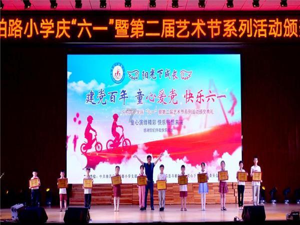 白鹿曾经狂赞于正很善良、特别单纯，而于正也狂吹白鹿是一线！